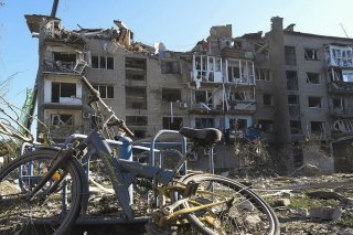 Au moins sept personnes ont été tuées lundi soir à Pokrovsk lors d'une double frappe sur des bâtiments civils, selon Kiev.